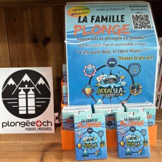 📸 NOUVEAUTÉ CHEZ PLONGÉE.CH!

👨‍👩‍👧‍👦 “Ma Famille Plonge” : le cadeau parfait pour les passionnés de plongée et leurs proches !

Parce que la plongée est bien plus qu’un loisir, c’est une aventure qui se partage en famille. 🌊🐠

Affichez fièrement votre passion avec ce produit original qui célèbre les familles de plongeurs, des plus jeunes explorateurs aux plongeurs confirmés.

✅ Idée cadeau idéale
✅ Design fun et convivial
✅ Pour tous ceux qui vivent la plongée au quotidien

💙 Venez le découvrir en magasin ou sur notre boutique en ligne et rejoignez la grande famille des plongeurs !

#YodalSea #MaFamillePlonge #PlongéeSousMarine #DiveFamily #PassionPlongée
