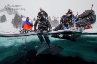 ❄️ PLONGÉE SOUS GLACE AU LAC LIOSON ❄️

Prêt·e pour une expérience hors du commun ?
Plongées sous glace, fondue au sommet, raquettes et vue imprenable sur le Pic Chaussy… un week-end 100% montagne et sensations ❄️🫕🏔️

📅 14 & 15 mars 2026 
💰 290.-

Programme :

Samedi
📍 Rendez-vous au Col des Mosses
🚜 Chargement du matériel sur le ratrak
🥾 Montée en raquettes (ou à peaux) jusqu’au restaurant du Lac Lioson
(Raquettes disponibles sur demande)
🤿 Plongées sous glace

Dimanche
🤿 Plongée sous glace
🛷 Descente au parking en luge (luges mises à disposition par le restaurant)

Prérequis
✔️ PADI Advanced Open Water (ou équivalent)
✔️ Bonne maîtrise de la flottabilité (combinaison étanche obligatoire)
✔️ Brevet plongée sous-glace requis
➡️ Formation possible sur place : 70.- (frais de certification non inclus)

Une aventure givrée qui promet des souvenirs inoubliables 💙

#PlongéeSousGlace #LacLioson #AventureHivernale #Montagne #IceDiving