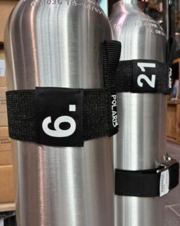 🔧🤿 Nouveauté au magasin et sur notre webshop!

Découvrez nos sangles de blocs avec indication du MOD, spécialement pensées pour les plongeurs techniques et sidemount.

✔️ Numéro visible = MOD (Maximum Operating Depth) pour identifier rapidement vos blocs et mélanges�✔️ Sangles robustes et réglables pour une installation simple et rapide sur vos bouteilles�✔️ Mousquetons intégrés pour vos blocs de déco et pour une configuration sidemount propre et efficace�✔️ Idéal pour garder un équipement clair, organisé et sécurisé sous l’eau

Un petit détail qui ferra la différence dans la gestion de vos bouteilles et votre efficacité de préparation.

📍 Disponible dès maintenant au magasin
– passez voir ça de plus près !

https://shop.plongee.ch/fr/shop/p/kit-sangle-reglable-sidemount-boucle-rapide/SXRlbQpsMTAwMDAwMDAwMTAyNDQ

https://shop.plongee.ch/fr/shop/p/marqueur-de-sangle-de-bouteille-proline/SXRlbQpsMTAwMDAwMDAwMTAyMDU

#plongee #plongeetechnique #sidemount #scubadiving #plongeesousmarine #techdiving #plongee